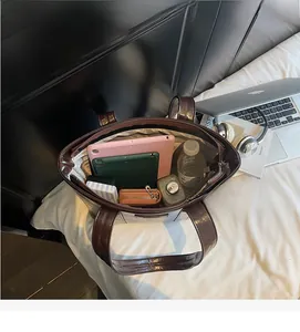 Vue de dessus de l'intérieur spacieux du sac cabas marron avec tablette et accessoires