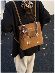Sac à dos marron mat avec broderies d'étoiles et poignée tressée en décor automnal