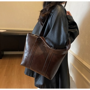 Détail du grand sac cabas en cuir marron foncé avec logo Solar&S5 et texture vintage