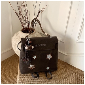 Détail du sac à dos givré café avec patchwork d'étoiles et poignée tissée chic