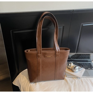 Détail du sac cabas marron Solar & Miss avec texture cuir et fermeture à glissière