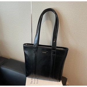 Détail du grand sac cabas noir avec logo Solar & Miss et texture cuir avec fermeture éclair