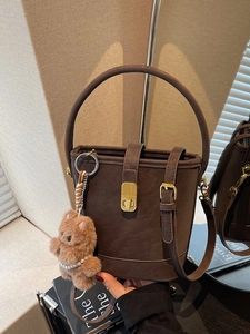 Petit Sac Seau en Cuir PU Vintage pour Femmes Sac à Main Rétro avec Verrou Doré et Charme en Peluche Sac Bandoulière