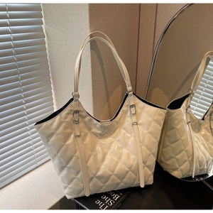 Détail du sac cabas matelassé crème avec finition brillante et anses réglables