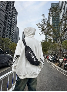 Street style όψη μαύρης τσάντας χιαστί με πλέγμα και ρυθμιζόμενο ιμάντα ώμου