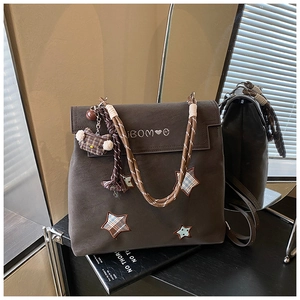 Détails du sac à dos givré marron foncé avec écussons étoiles et pendentif ours mignon