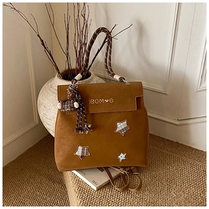 Sac à dos marron mat avec patchwork d'étoiles et un charmant ours à carreaux décoratif