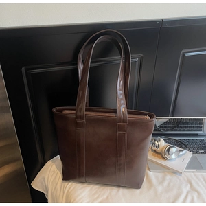 Vue détaillée du grand sac cabas en similicuir marron foncé avec fermeture éclair