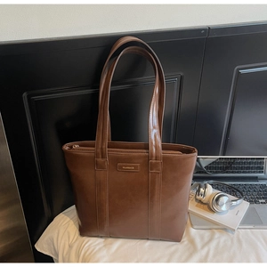 Vue détaillée de l'intérieur du grand sac cabas en cuir marron foncé avec fermeture éclair