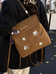 Grand sac à dos marron mat avec écussons étoiles et un charm d'ours mignon