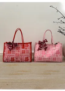 Détail de cabas de mariée en toile rouge et rose avec imprimé Double Bonheur et foulards
