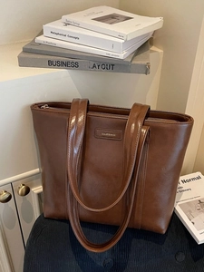 Grand sac cabas en cuir marron avec doubles poignées et fermeture éclair pour le bureau