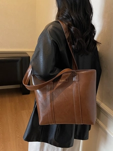 Grand sac cabas marron pour femme avec doubles anses et plaque de marque élégante