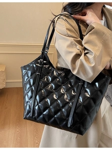 Grand sac cabas noir brillant à motif matelassé avec des bandoulières élégantes