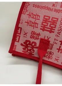 Gros plan du sac fourre-tout tissé rouge et blanc avec motif de mariage Double Happiness