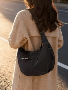 Minimalist black crescent canvas shoulder bag for women with large capacity for daily commute