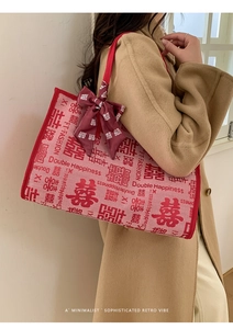 Détail du sac cabas de mariage rouge avec motif Double Happiness et ruban sur la poignée