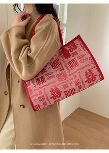 Gros plan sur la texture de la toile tissée et le motif du double bonheur du sac cabas
