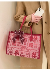 Détail du sac de mariée rouge avec motif Double Happiness et décoration de nœud