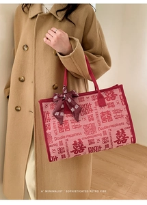 Détail du sac cabas en jacquard rouge avec broderie Double Happiness et ruban nœud