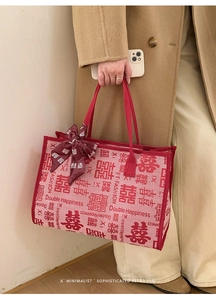 Détail du sac cabas de mariée rouge avec broderie Double Bonheur et accessoire foulard