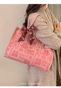 Détail du sac cabas de mariée rose avec imprimé Double Bonheur et foulard en soie rouge