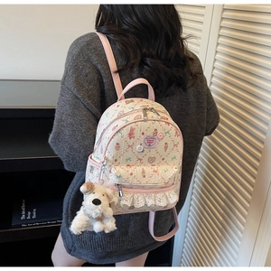 Gros plan d'un sac à dos blanc doux avec imprimés cerises et dentelle sur mannequin femme