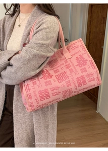 Détail du grand sac cabas en toile rose avec motif Double Bonheur et style chinois