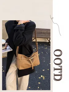 Gros plan d'un sac cabas en cuir marron vintage avec boucles métalliques en extérieur