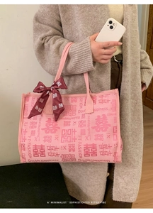 Détail du sac cabas en toile rose avec motif Double Happiness et ruban décoratif