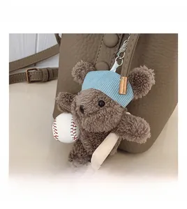 Détail d'un ours en peluche de baseball sur un sac seau en cuir marron grainé