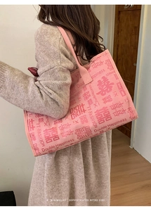 Vue détaillée du sac cabas en toile rose avec imprimé traditionnel Double Happiness