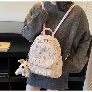 Détail du sac à dos mignon à motifs chats et cerises avec dentelle blanche et peluche