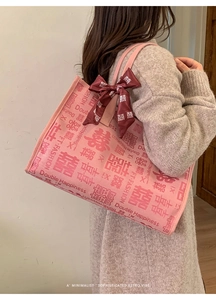 Vue détaillée du sac cabas en toile rose avec imprimé Double Happiness et nœud