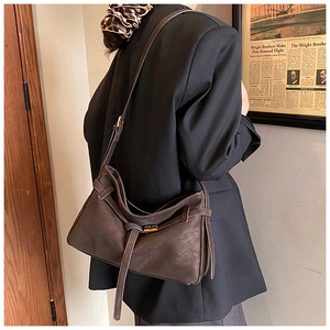 Détails du sac cabas vintage en cuir mat marron avec boucle dorée et cordons de serrage
