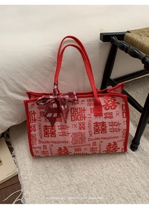 Détail du sac cabas de mariée rouge avec imprimé Double Happiness et nœud en soie