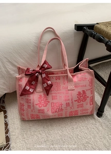 Détail du cabas en toile rose avec broderie traditionnelle chinoise Double Bonheur