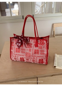 Détail du sac de mariage rouge avec motifs Double Bonheur tissés et nœud en satin