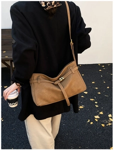 Vue détaillée du sac cabas vintage marron avec boucle en métal doré sur mannequin