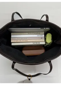 Vue de dessus montrant la grande capacité interne du sac cabas en daim marron pour ordinateur