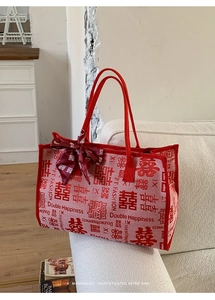 Détail du sac cabas de mariée rouge avec motifs Double Happiness et nœud en soie