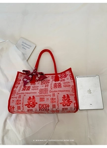 Détail du sac cabas en jacquard rouge avec motif Double Bonheur et nœud décoratif en soie