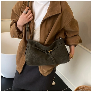 Détail du sac cabas en cuir givré vert olive avec boucle de ceinture de style vintage