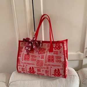 Détail du sac cabas tissé festif rouge avec broderie Double Happiness et foulard en soie