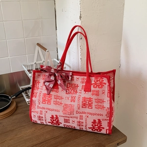 Détail du sac cabas de mariée rouge avec imprimé Double Bonheur et poignée en foulard