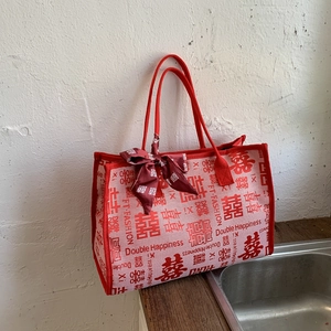 Détail du sac cabas de mariage en toile avec motif Double Happiness et foulard décoratif