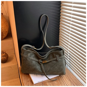 Détail macro du sac cabas vert foncé en cuir dépoli avec boucle métallique et style rétro