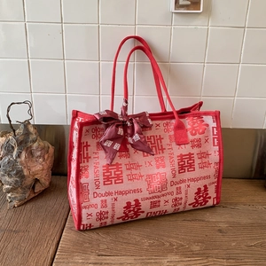 Détail du sac de mariage rouge avec motif Double Happiness et décoration de nœud en satin