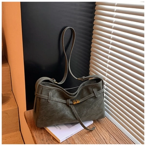 Détail du sac cabas vintage vert gris avec texture grainée et boucle en métal doré