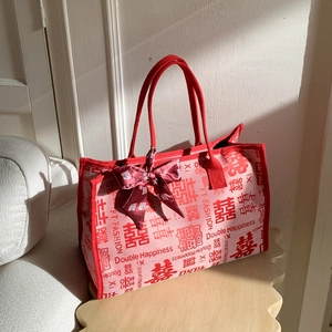 Détail du sac cabas de mariage rouge avec motif Double Bonheur et poignées en corde